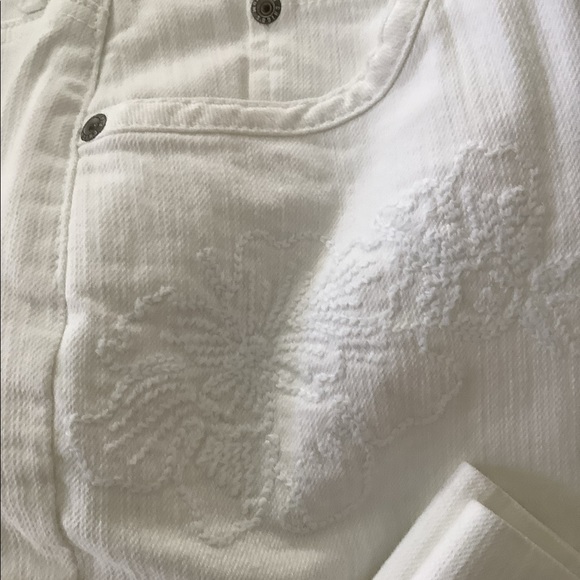 Chicos white jean capris Premium brand size one in excellent condition 5… - Picture 12 of 16